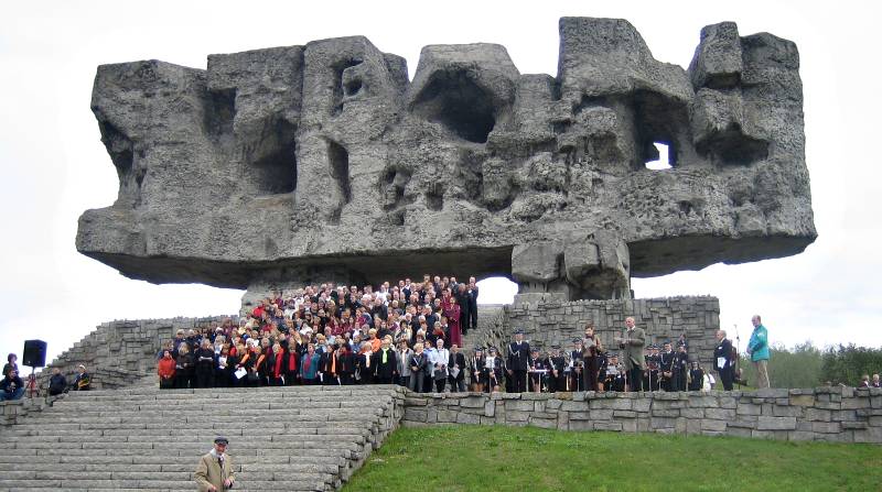 Yhteislaulutilaisuus Lublinissa Majdanekin muistomerkillä 2006